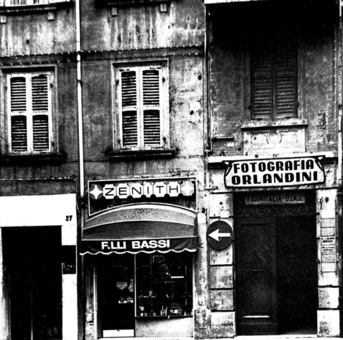 La bottega F.lli Bassi in via Castellaro negli anni '70, foto in bianco e nero