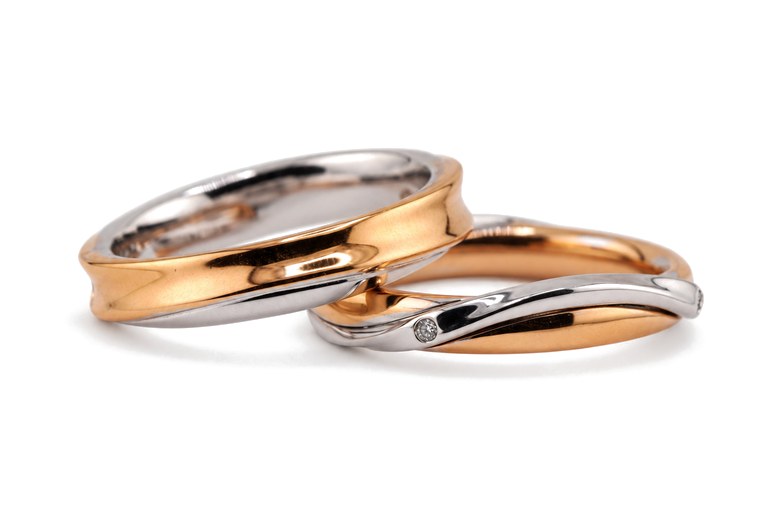 Coppia di fedi bicolore in oro rosa e bianco con diamanti