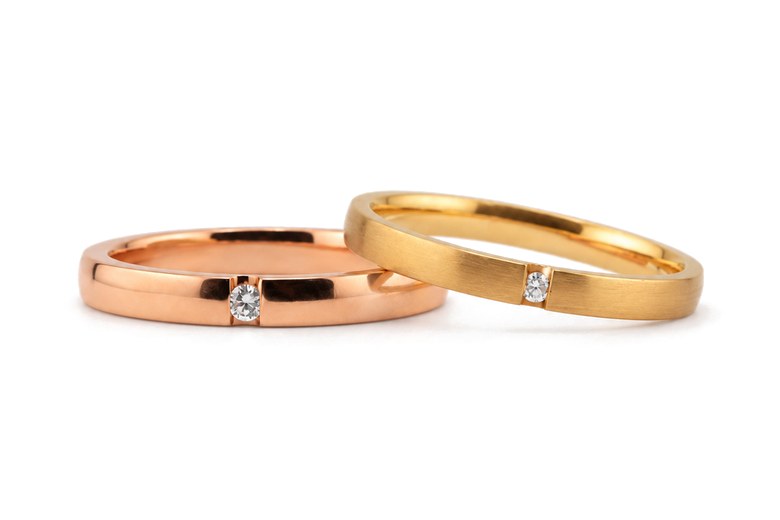 Coppia di fedi in oro rosa e oro giallo con brillante