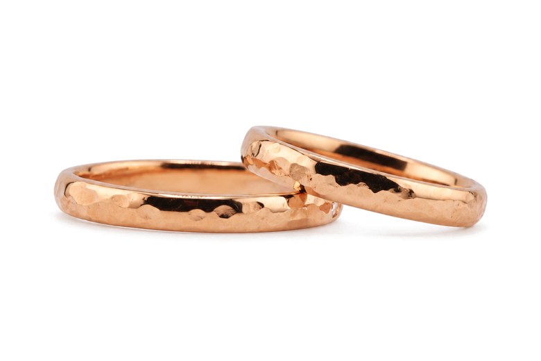Coppia di fedi in oro rosa con finitura martellata