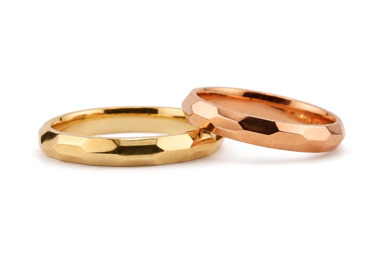 Coppia di fedi sfaccettate in oro giallo e oro rosa