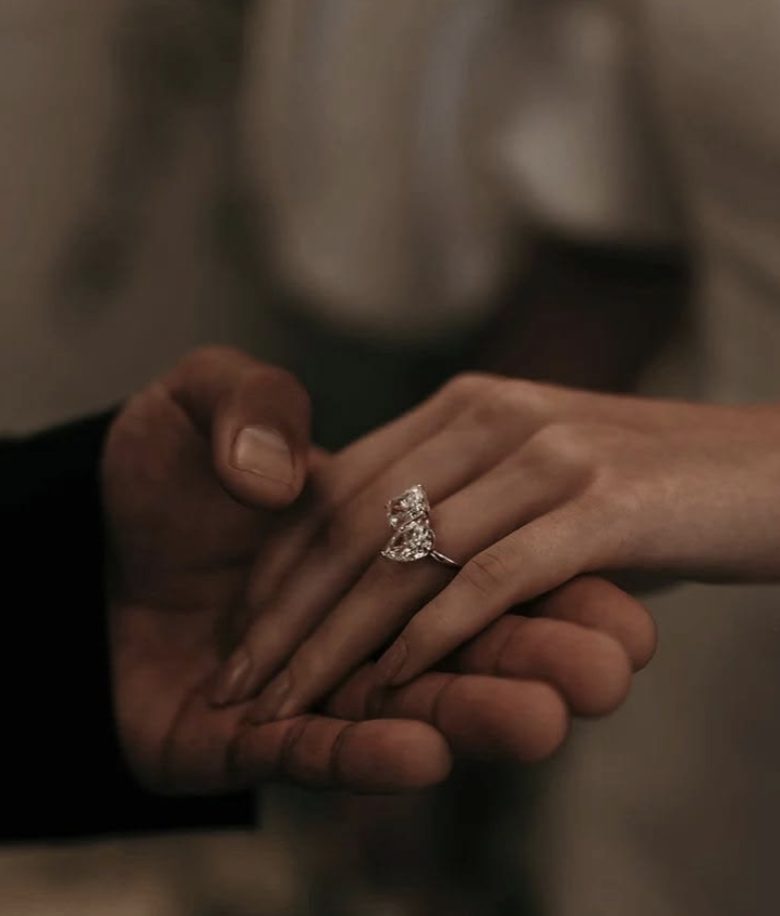 Mano della sposa con l'anello, il giorno del matrimonio