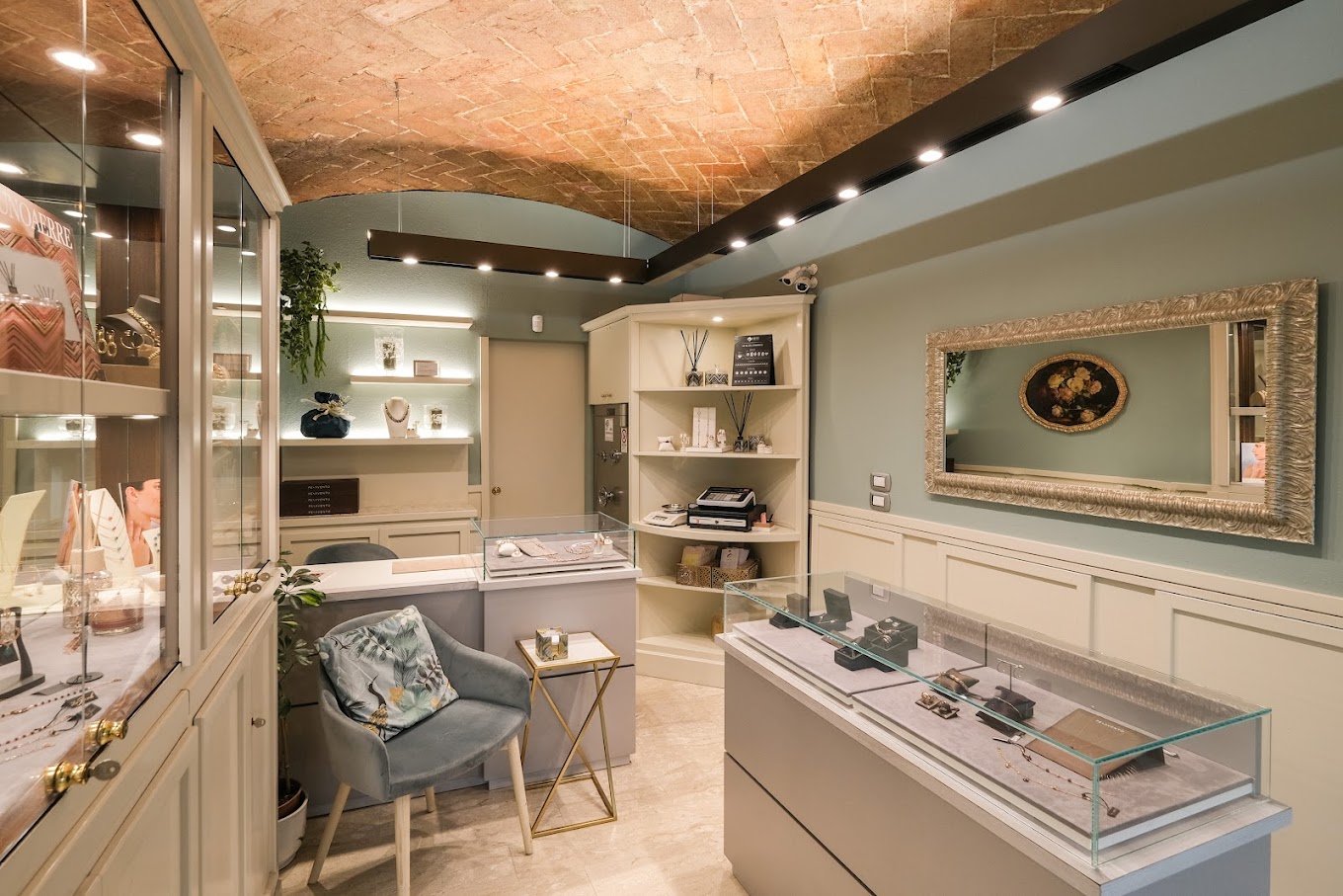 L'interno della bottega Bassi Gioielli in via Castellaro, Modena, con il soffitto a volta in mattoni